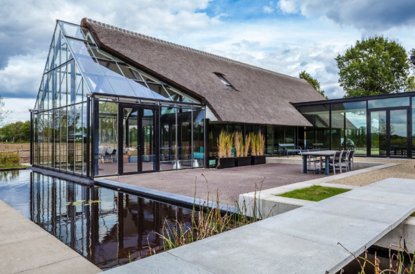 Atap Pelana dengan Bahan Kaca Transparan